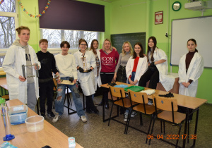 Na zdjęciu - Nauczyciele z młodymi fizykami i chemikami